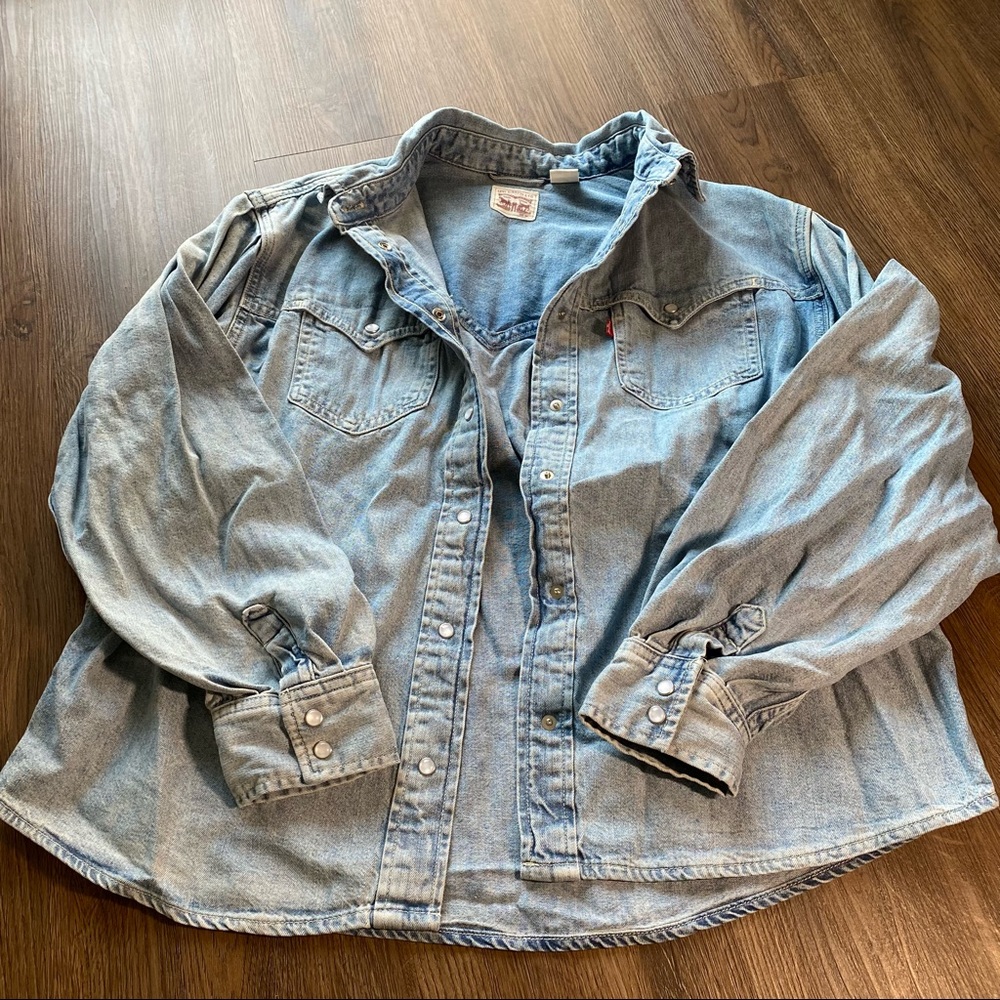 💙 Levi’s Button Up Denim Shirt 💙